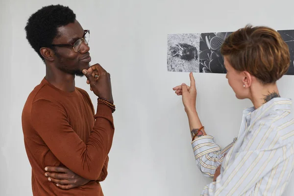 Cintura Retrato Dois Jovens Discutindo Arte Enquanto Explora Exposição Galeria — Fotografia de Stock