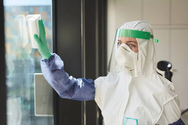 Cintura Até Retrato Trabalhadora Vestindo Terno Hazmat Olhando Para Câmera — Fotografia de Stock