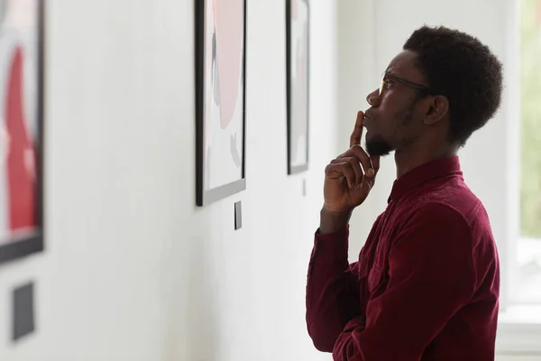 Πλάγια Άποψη Πορτρέτο Του Νεαρού Αφροαμερικανού Άνδρα Κοιτάζοντας Πίνακες Ζωγραφικής — Φωτογραφία Αρχείου