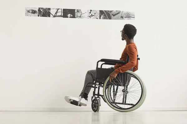 Graphisches Ganzkörperporträt Eines Jungen Afroamerikanischen Mannes Rollstuhl Und Beim Betrachten — Stockfoto