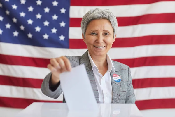 Retrato Mulher Sênior Sorrindo Colocando Boletim Voto Urna Olhando Para — Fotografia de Stock