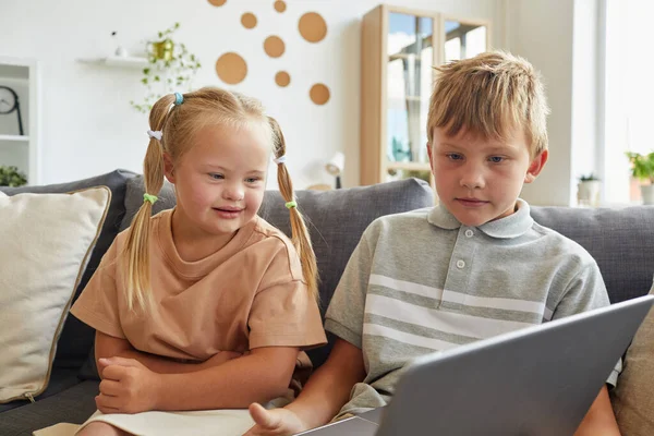 Portret Van Schattig Meisje Met Syndroom Glimlachen Terwijl Het Kijken — Stockfoto