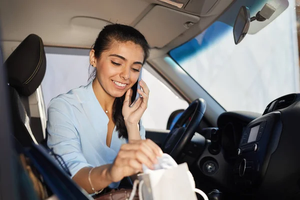 Retrato Bela Jovem Mulher Falando Por Smartphone Carro Sorrindo Enquanto — Fotografia de Stock