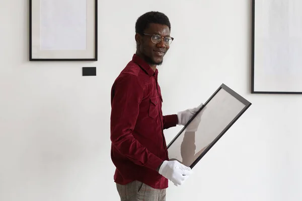 Cintura Até Retrato Homem Afro Americano Segurando Quadro Olhando Para — Fotografia de Stock