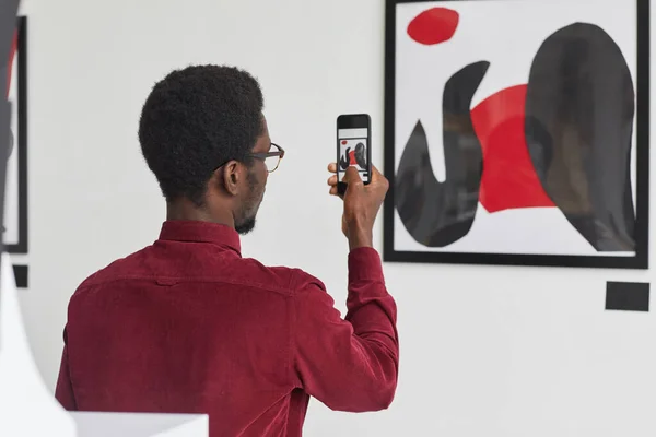 Πλάτη Άποψη Πορτρέτο Του Νεαρού Αφροαμερικανού Άνδρα Λήψη Φωτογραφιών Της — Φωτογραφία Αρχείου