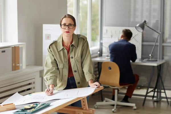 Retrato Cintura Hacia Arriba Una Joven Arquitecta Mirando Cámara Mientras — Foto de Stock