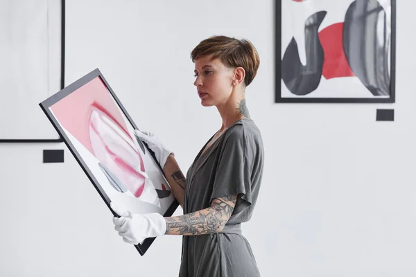 Retrato Cintura Hacia Arriba Mujer Creativa Tatuada Sosteniendo Pintura Mientras — Foto de Stock