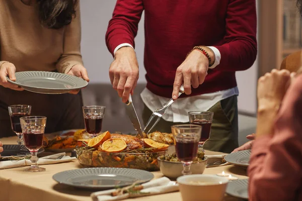 在与朋友和家人一起享用感恩节大餐的同时 切下无法辨认的人切下美味烤火鸡的肖像 复制空间 — 图库照片