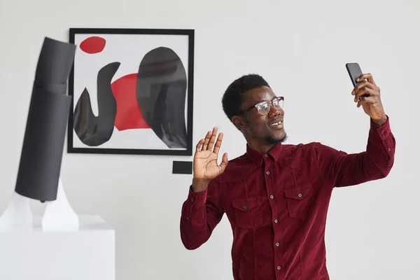 Cintura Até Retrato Jovem Afro Americano Tomando Foto Selfie Com — Fotografia de Stock