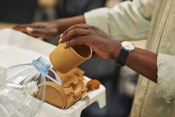Tanımlanamayan Afro Amerikan Bir Adamın Kağıt Bardağı Atık Kutusuna Koyup — Stok fotoğraf