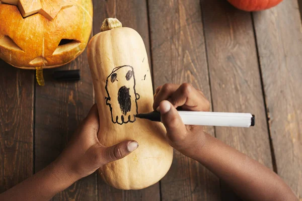 Criança Afro Americana Irreconhecível Desenhando Fantasma Cabaça Usando Caneta Marcador — Fotografia de Stock