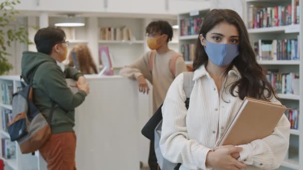 여학생의 Pov 맞춤형 마스크를 도서관에 카메라를 있었다 말하는 사람들 사람들 — 비디오