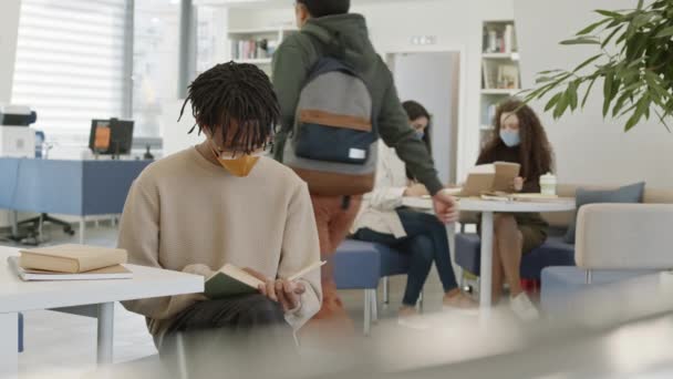 Punto Vista Mediano Largo Joven Africano Con Máscara Gafas Amarillas — Vídeos de Stock