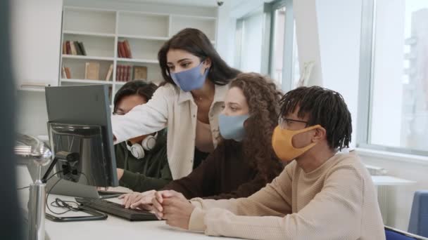 Wielokulturowi Studenci Pracujący Nad Projektem Bibliotece Używający Komputera Mówiący Noszący — Wideo stockowe