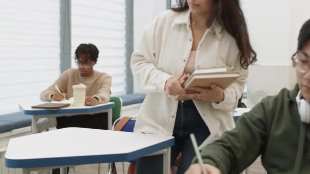 Diversos Estudiantes Que Escriben Cuadernos Sobre Conferencias Aula Chica Raza — Vídeos de Stock