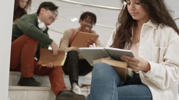 Inclinando Hacia Arriba Tiro Joven Estudiante Raza Mixta Escribiendo Bloc — Vídeos de Stock