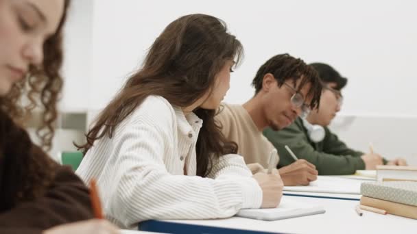 아프리카 친구의 노트북에서 엿보고 소녀의 사진을 가슴에 놓는다 학생들이 교실에서 — 비디오