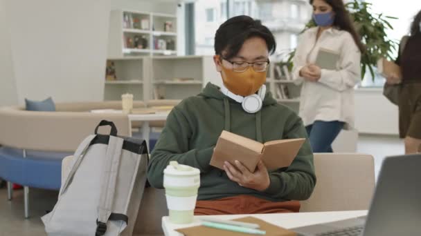 Média Foto Estudante Asiático Vestindo Óculos Máscara Sentado Mesa Biblioteca — Vídeo de Stock