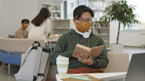 Média Timelapse Jovem Asiático Inteligente Homem Máscara Usando Fones Ouvido — Vídeo de Stock