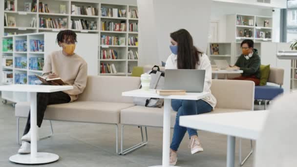 Una Toma Completa Tipo Africano Inteligente Sosteniendo Libro Hablando Con — Vídeos de Stock