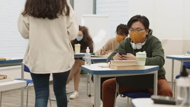 Estudantes Diversos Sentados Lado Mesas Sala Aula Intervalo Cara Asiático — Vídeo de Stock