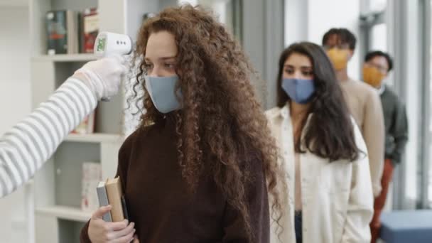Diversos Estudantes Vestindo Máscaras Fila Entrada Obtendo Suas Temperaturas Verificadas — Vídeo de Stock