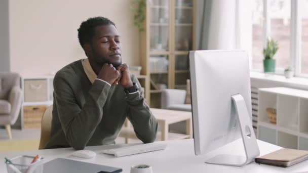 Sıradan Kıyafetler Giyen Genç Afrikalı Işadamlarının Ofiste Oturup Bilgisayar Ekranına — Stok video