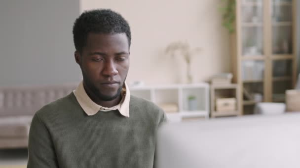 Låsning Ung Afrikansk Affärsman Bär Casual Kläder Sitter Vid Skrivbordet — Stockvideo
