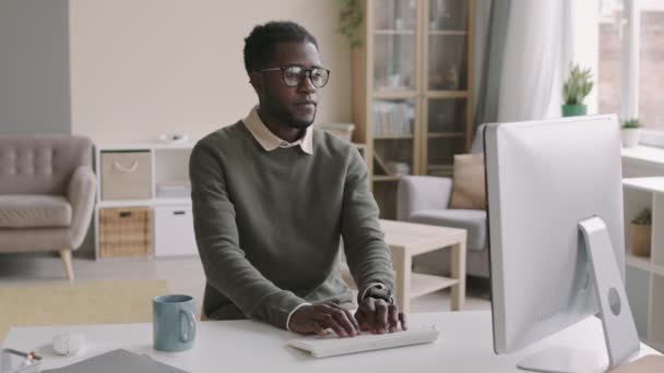 Låsning Ung Afro Amerikansk Affärsman Bär Glasögon Och Casual Kläder — Stockvideo