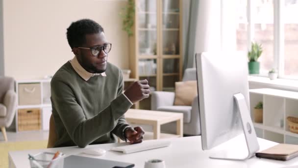 Låsning Ung Afrikansk Affärsman Som Bär Tillfälliga Kläder Och Glasögon — Stockvideo