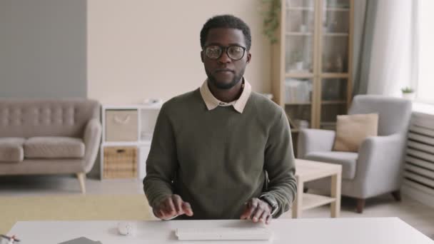 Retrato Bloqueio Jovem Empresário Africano Vestindo Roupas Casuais Inteligentes Óculos — Vídeo de Stock
