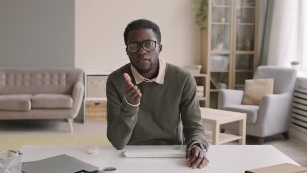Medelhög Bild Unga Afroamerikanska Affärsman Klädd Casual Kläder Och Glasögon — Stockvideo