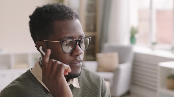 Média Foto Jovem Empresário Afro Americano Vestindo Óculos Fones Ouvido — Vídeo de Stock