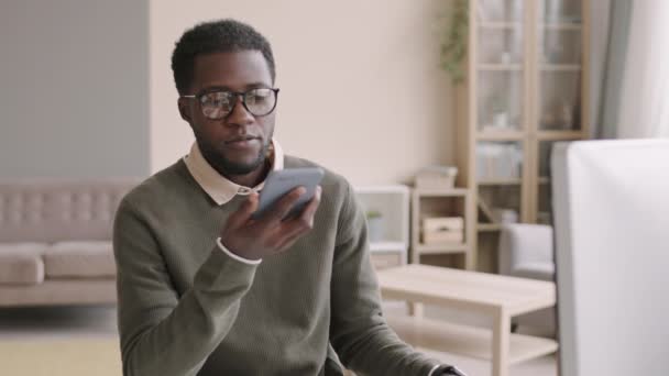 Medelhög Bild Unga Afroamerikanska Affärsman Bär Glasögon Och Casual Kläder — Stockvideo