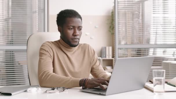 Schwenken Eines Jungen Gut Aussehenden Afrikaners Der Modernen Büro Schreibtisch — Stockvideo