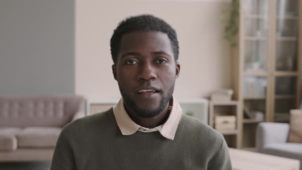 Lockdown Retrato Jovem Empresário Afro Americano Vestindo Roupas Casuais Sentado — Vídeo de Stock