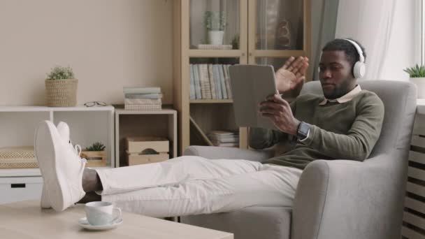 Bloqueo Joven Africano Con Ropa Moda Auriculares Sentados Sillón Con — Vídeos de Stock