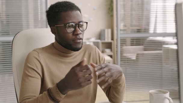 Genç Afrikalı Adamının Günlük Kıyafetleri Gözlükleriyle Yerinde Oturup Uzaktan Bilgisayar — Stok video