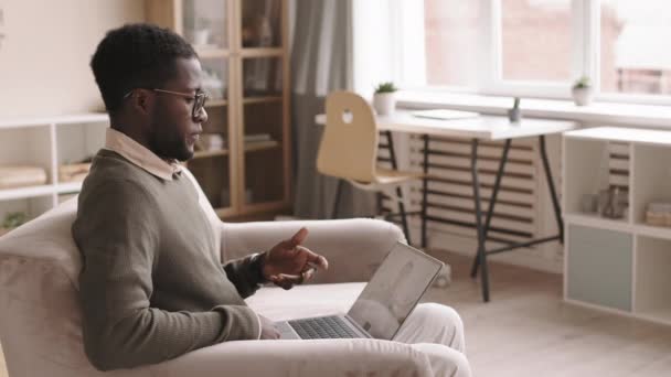 Medium Shot Van Een Knappe Afro Amerikaanse Man Met Een — Stockvideo