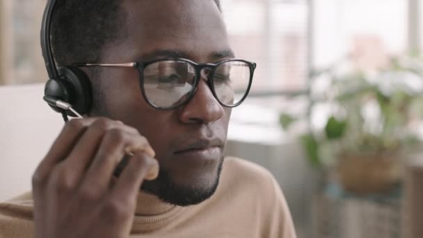 Κοντινό Πλάνο Του Νεαρού Αφροαμερικανού Εργάτη Τηλεφωνικού Κέντρου Φορώντας Ακουστικά — Αρχείο Βίντεο