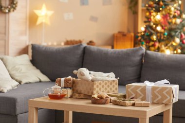 Ön planda Noel hediyeleri olan rahat bir evin arkaplan görüntüsü, boşluğu kopyala