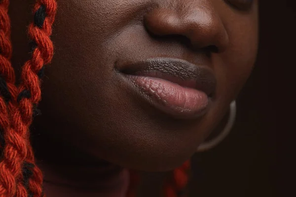 Extremo Close Jovem Mulher Afro Americana Com Foco Cabelo Trançado — Fotografia de Stock