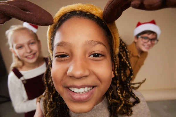 Rybie Oko Portret Trójki Dzieci Noszących Bożonarodzeniowe Portrety Uśmiechających Się — Zdjęcie stockowe