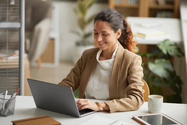 Portrait Relaxed Elegant Businesswoman Smiling Happily Using Laptop While Enjoying — Stock Photo, Image