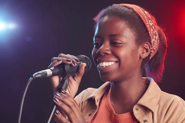 Gros Plan Portrait Une Femme Afro Américaine Souriante Chantant Microphone — Photo