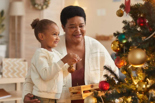 Portrét Roztomilé Afroamerické Dívky Zdobí Vánoční Stromeček Babičkou Zároveň Užívá — Stock fotografie