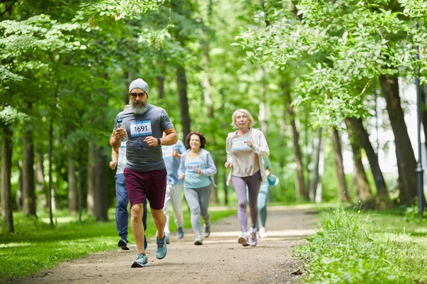 Gruppo Uomini Donne Età Attiva Che Trascorrono Giornata Nel Parco — Foto Stock