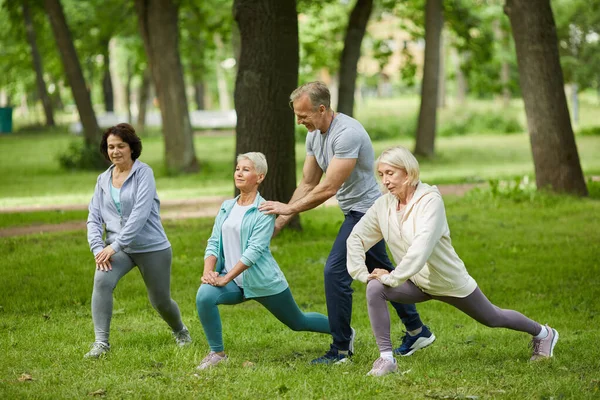 Kelompok Tiga Wanita Senior Menghabiskan Pagi Bersama Taman Melakukan Latihan — Stok Foto