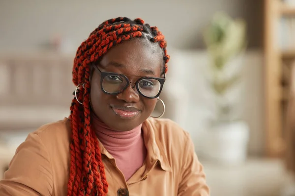 Lukk Opp Portrettet Ung Afrikansk Amerikansk Kvinne Med Briller Smil – stockfoto