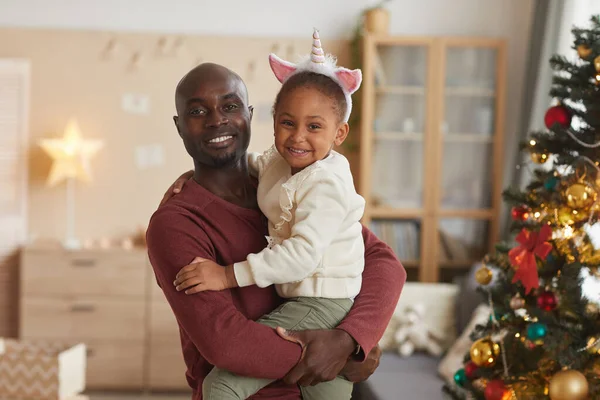 Pas Portrét Milující Afroamerické Otec Drží Roztomilé Holčičky Usmívá Kameru — Stock fotografie